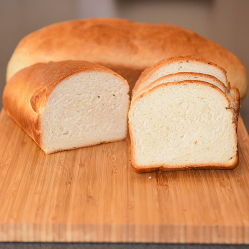 Farmors myke loff Ingredienser 2 ½ dl Melk 2 ½ dl Vann ½ pk Gjær 750 g Hvetemel (ca. 13 dl) 3 ss Sukker 1 ½ ts Salt ½ dl Rapsolje 2 ss Smør (smeltet)