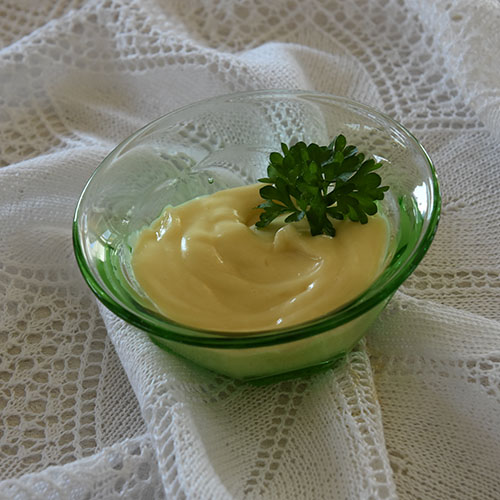 Majones - Hjemmelaget Ingredienser: 1 Egg 1 ts Sennep 1 ts Salt 1 ts Sukker 1 ts Eddik 2 dl Rapsolje 0,2 dl Olivenolje Eventuelt smak til med pepper og mer salt