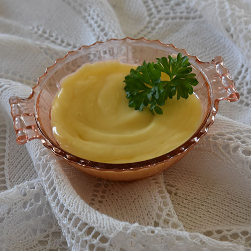 Majones - Hjemmelaget Ingredienser: 1 Egg 1 ts Sennep 1 ts Salt 1 ts Sukker 1 ts Eddik 2 dl Rapsolje 0,2 dl Olivenolje Eventuelt smak til med pepper og mer salt