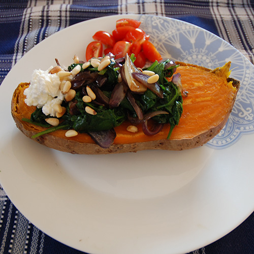 Bakt søtpotet med Spinat, pinjekjerner og fetaost krem Ingredienser 4 Søtpoteter (eller to store) 1 Rødløk 1 ss Olje (raps) 200 g Baby spinat (fersk) 30 g Pinjekjerner 250 g Cottage Cheese 100 g Fetaost Salt, pepper Pepper