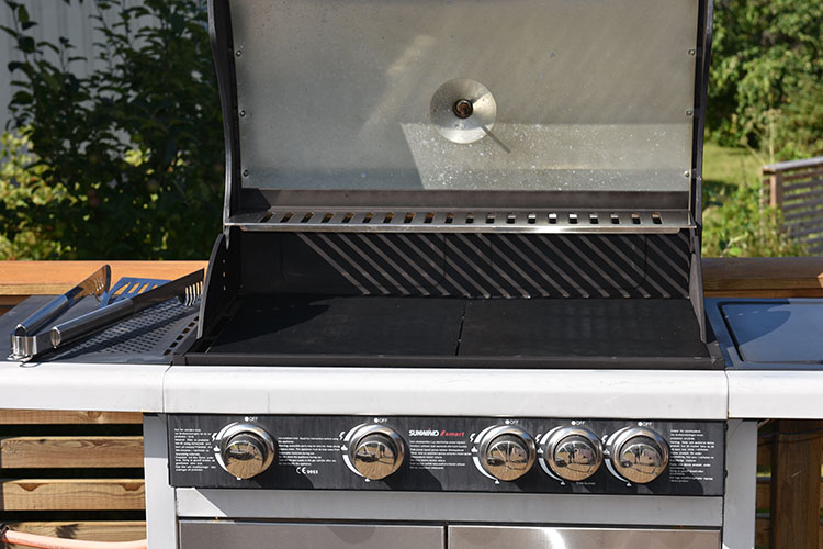 Svinefilet, marinert og grillet Ingredienser: 850 g Svinefilet 3 fedd Hvitløk (skivet) 4 cm Ingefær (hakket) 10 stilker Rosmarin 2 dl Olivenolje 1 ss Pepper 2 Brødposer (plast)