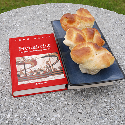 Skeie, Tore (2018) Hvitekrist om Olav Haraldsson og hans tid. Gyldendal og Franskeboller etter oppskrift fra Baker Brun  Ingredienser: 3 dl 	Melk  1 pk 	Gjær  550 g 	Hvetemel  75 g 	Sukker  1 ts 	Salt  2 	Egg  75 g 	Smør (romtemperert)    	Egg til pensling  Sjokoladefyll 150 g 	Kokesjokolade (Hvit eller mørk)  1 dl 	Fløte    	Chili eller lime 