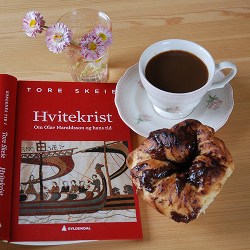 Skeie, Tore (2018) Hvitekrist om Olav Haraldsson og hans tid. Gyldendal og Franskeboller etter oppskrift fra Baker Brun Ingredienser: 3 dl Melk 1 pk Gjær 550 g Hvetemel 75 g Sukker 1 ts Salt 2 Egg 75 g Smør (romtemperert) Egg til pensling Sjokoladefyll 150 g Kokesjokolade (Hvit eller mørk) 1 dl Fløte Chili eller lime