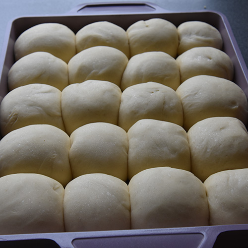 Små middagsbrød på 1-2-3 Ingredienser 2 ½ dl Vann (lunket) 3 ss Olje (raps) 2 ss Sukker 2 ts Tørrgjær 1 Egg (sammenpisket) ½ ts Salt 1 ss Smør (mykt) ½ dl Melk 8 dl Hvetemel