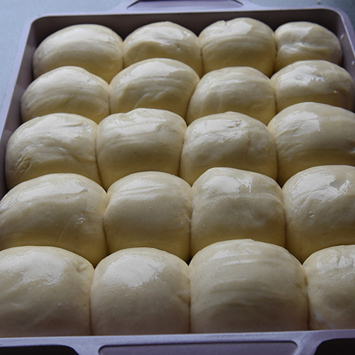 Små middagsbrød på 1-2-3 Ingredienser 2 ½ dl Vann (lunket) 3 ss Olje (raps) 2 ss Sukker 2 ts Tørrgjær 1 Egg (sammenpisket) ½ ts Salt 1 ss Smør (mykt) ½ dl Melk 8 dl Hvetemel