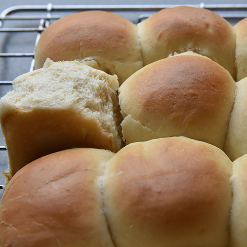 Små middagsbrød på 1-2-3 Ingredienser 2 ½ dl Vann (lunket) 3 ss Olje (raps) 2 ss Sukker 2 ts Tørrgjær 1 Egg (sammenpisket) ½ ts Salt 1 ss Smør (mykt) ½ dl Melk 8 dl Hvetemel