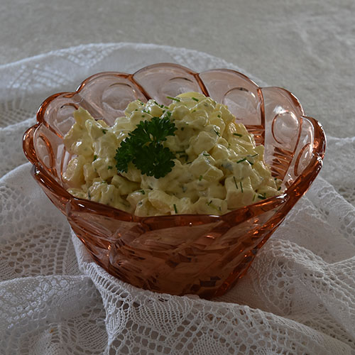 Farmors potetsalat Ingredienser: ½ kg Poteter (nypoteter) 6 ss Majones ½ bx Rømme 2 ss Sennep 2 ss Gressløk (hakket) 2 ss Persille (hakket) 1 Vårløk (hakket) Salt, pepper