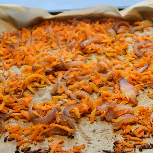 "Pulled" gulrot Ingredienser 5-6 Gulerøtter (store) 1 Rødløk 1 ½ ss Olivenolje ½ dl Eddik (Sushi) 1 bx Tomater (hermetiske) 6 fedd Hvitløk 4 ss Sukker (brunt) 1 ts Salt 2 ts Paprikapulver 2 ts Hvitløksalt 2 ts Koriander ½ ts Kummin ½ ts Kajennepepper ½ ts Pepper 2 ss Sitronsaft (presset)