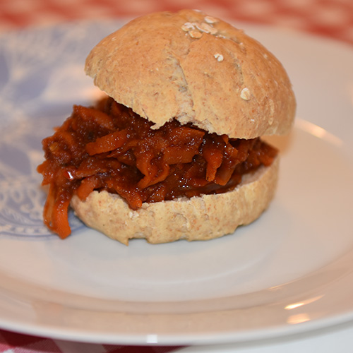 "Pulled" gulrot Ingredienser 5-6 Gulerøtter (store) 1 Rødløk 1 ½ ss Olivenolje ½ dl Eddik (Sushi) 1 bx Tomater (hermetiske) 6 fedd Hvitløk 4 ss Sukker (brunt) 1 ts Salt 2 ts Paprikapulver 2 ts Hvitløksalt 2 ts Koriander ½ ts Kummin ½ ts Kajennepepper ½ ts Pepper 2 ss Sitronsaft (presset)