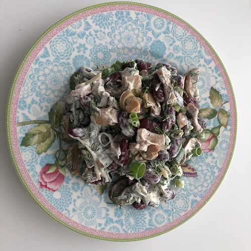 Salat med bønner og sjampinjonger Ingredienser 1 bx Bønner (brune, hermetiske) 1 bx Sjampinjong (skivet, hermetisk) 50 g Ost (hvit, revet) 2 ss Majones eller rømme 1 Bunt Persille, dill og vårløk (helst alle)