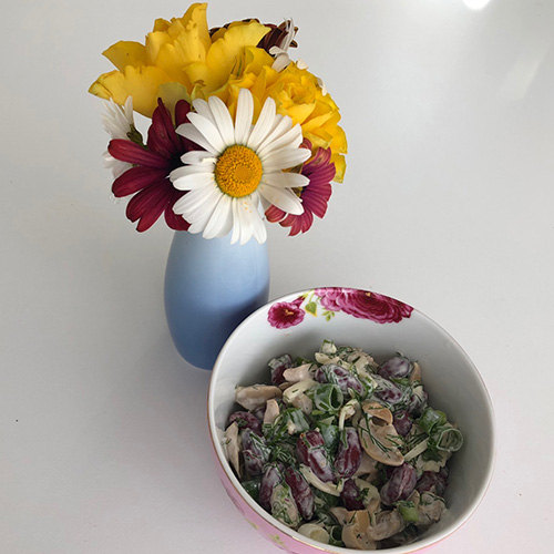 Salat med bønner og sjampinjonger Ingredienser 1 bx Bønner (brune, hermetiske) 1 bx Sjampinjong (skivet, hermetisk) 50 g Ost (hvit, revet) 2 ss Majones eller rømme 1 Bunt Persille, dill og vårløk (helst alle)