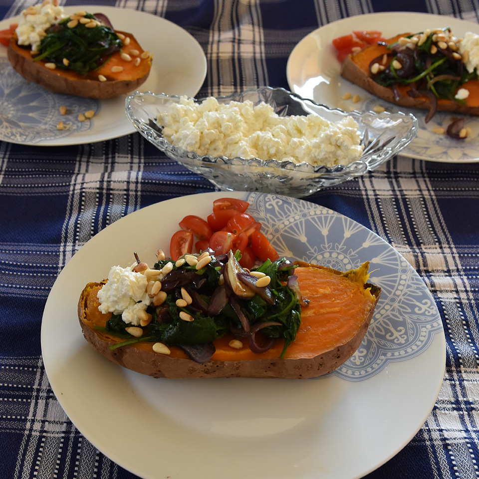Bakt søtpotet med Spinat, pinjekjerner og fetaost krem Ingredienser 4 Søtpoteter (eller to store) 1 Rødløk 1 ss Olje (raps) 200 g Baby spinat (fersk) 30 g Pinjekjerner 250 g Cottage Cheese 100 g Fetaost Salt, pepper Pepper