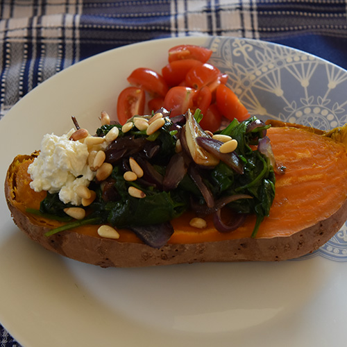 Bakt søtpotet med Spinat, pinjekjerner og fetaost krem Ingredienser 4 Søtpoteter (eller to store) 1 Rødløk 1 ss Olje (raps) 200 g Baby spinat (fersk) 30 g Pinjekjerner 250 g Cottage Cheese 100 g Fetaost Salt, pepper Pepper