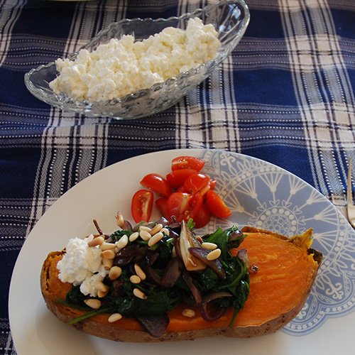 Bakt søtpotet med Spinat, pinjekjerner og fetaost krem Ingredienser 4 Søtpoteter (eller to store) 1 Rødløk 1 ss Olje (raps) 200 g Baby spinat (fersk) 30 g Pinjekjerner 250 g Cottage Cheese 100 g Fetaost Salt, pepper Pepper
