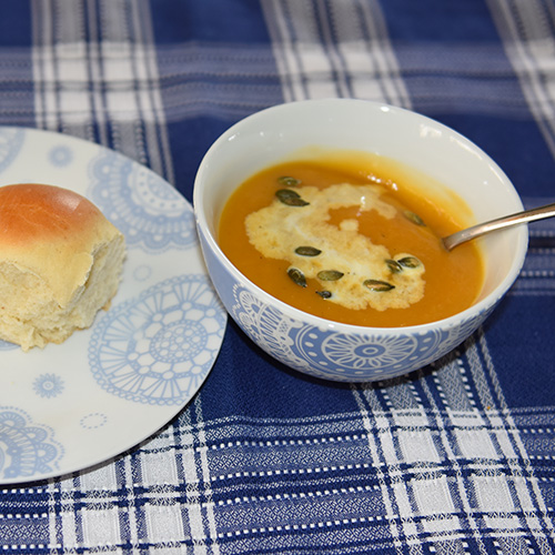 Søtpotetsuppe med ristede gresskarkjerner Ingredienser: 1 ts Olje (raps) 1 ts Smør 1 Løk (Hakket) 1 Gulrot (i biter) 4 cm Ingefær (hakket) 1 fedd Hvitløk (hakket) 1/4 Chiliflak 500 g Søtpotet 10 dl Grønnsakkraft, eller Vann og 2 buljongterninger 1 dl Fløte Salt, pepper Ristede gresskarkjerner