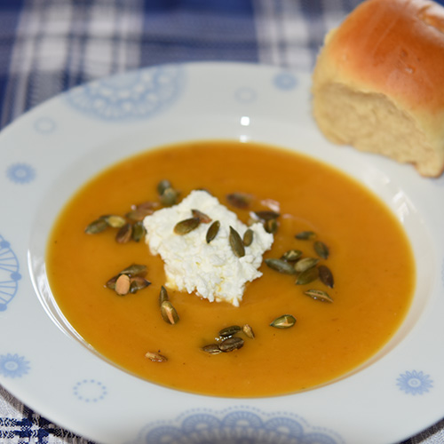 Søtpotetsuppe med ristede gresskarkjerner Ingredienser: 1 ts Olje (raps) 1 ts Smør 1 Løk (Hakket) 1 Gulrot (i biter) 4 cm Ingefær (hakket) 1 fedd Hvitløk (hakket) 1/4 Chiliflak 500 g Søtpotet 10 dl Grønnsakkraft, eller Vann og 2 buljongterninger 1 dl Fløte Salt, pepper Ristede gresskarkjerner
