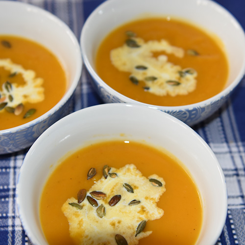 Søtpotetsuppe med ristede gresskarkjerner Ingredienser: 1 ts Olje (raps) 1 ts Smør 1 Løk (Hakket) 1 Gulrot (i biter) 4 cm Ingefær (hakket) 1 fedd Hvitløk (hakket) 1/4 Chiliflak 500 g Søtpotet 10 dl Grønnsakkraft, eller Vann og 2 buljongterninger 1 dl Fløte Salt, pepper Ristede gresskarkjerner