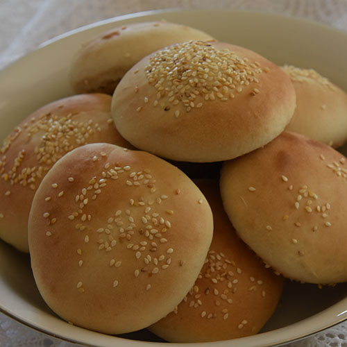 Slidersbrød a(hamburgerbrød) i en fei Ingredienser: 2 ts Tørrgjær 2 ½ dl Vann (lunkent) ½ dl Olje (raps) 2 ss Sukker 1 Egg 1 ts Salt 7½ - 8 dl Hvetemel 2 ss Sesamfrø