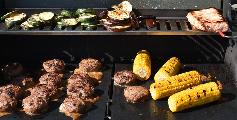 Svinefilet, marinert og grillet Ingredienser: 850 g Svinefilet 3 fedd Hvitløk (skivet) 4 cm Ingefær (hakket) 10 stilker Rosmarin 2 dl Olivenolje 1 ss Pepper 2 Brødposer (plast)
