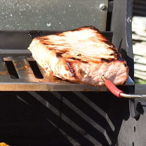 Svinefilet, marinert og grillet Ingredienser: 850 g Svinefilet 3 fedd Hvitløk (skivet) 4 cm Ingefær (hakket) 10 stilker Rosmarin 2 dl Olivenolje 1 ss Pepper 2 Brødposer (plast)