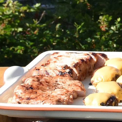 Svinefilet, marinert og grillet Ingredienser: 850 g Svinefilet 3 fedd Hvitløk (skivet) 4 cm Ingefær (hakket) 10 stilker Rosmarin 2 dl Olivenolje 1 ss Pepper 2 Brødposer (plast)