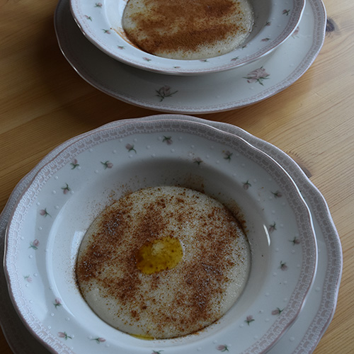 Rømmegrøt Ingredienser 5 dl 5 dl Seterrømme 2 dl 2 dl hvetemel 5 dl 5 dl Hel Tinemelk 1 ts salt