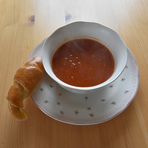 Tomatsuppe: Ingredienser 8 Tomater (ferske, eller frosne) 8 dl Vann 2 Buljongterninger (grønnsak) ½ - 1ss Sukker 1 ss Persille (hakket)