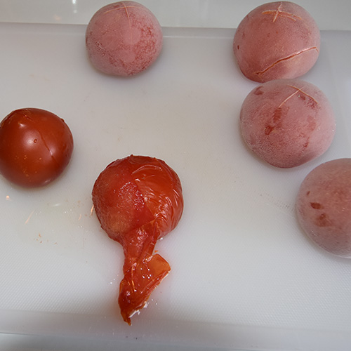 Tomatsuppe: Ingredienser 8 Tomater (ferske, eller frosne) 8 dl Vann 2 Buljongterninger (grønnsak) ½ - 1ss Sukker 1 ss Persille (hakket)