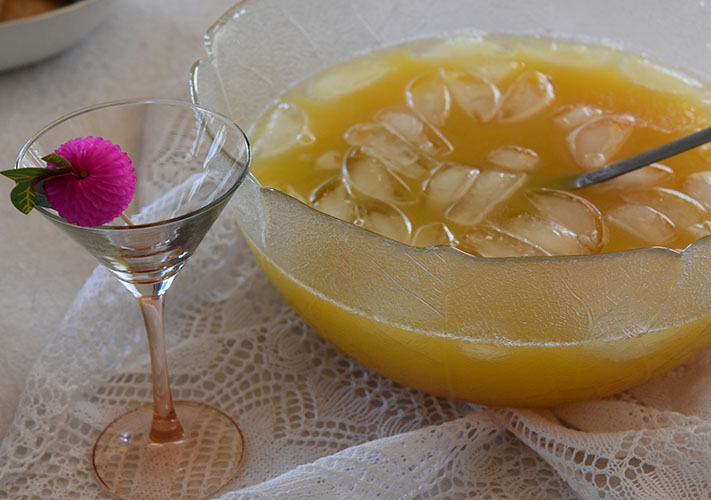 Velkomstdrink (alkoholfri) Ingredienser: 1 Sitron (saft) 1 l Appelsinjuice 1 l Eplejuice ½ l Brus med sitronsmak Isbiter