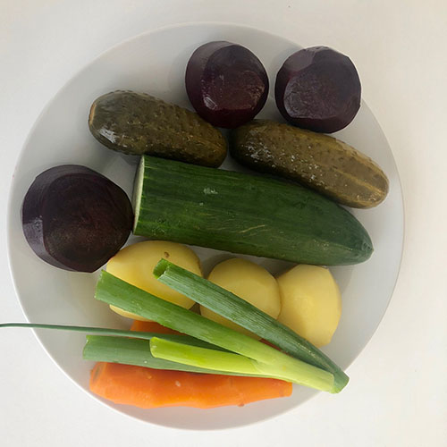 Vinegret (Винегрет)  Ingredienser  2-3	Rødbeter (kokte) 1-2 	Gulrøtter (kokte) 3-4 	Poteter (kokte) 1/2	Rødløk (eller vårløk) 2	Sylteagurker 2-3 ss 	Olje  1 s 	Balsamikoeddik (eller sitronsaft)  Eventuelt	 1 boks 	Grønne erter eller brune bønner ½ 	Fersk agurk 2-3 ss 	Surkål