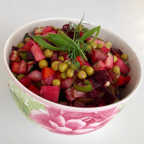 Vinegret (Винегрет)  Ingredienser  2-3	Rødbeter (kokte) 1-2 	Gulrøtter (kokte) 3-4 	Poteter (kokte) 1/2	Rødløk (eller vårløk) 2	Sylteagurker 2-3 ss 	Olje  1 s 	Balsamikoeddik (eller sitronsaft)  Eventuelt	 1 boks 	Grønne erter eller brune bønner ½ 	Fersk agurk 2-3 ss 	Surkål