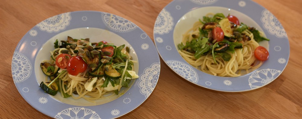 Spagetti med squash, sitron, gresskarkjerner og mozzarella Ingredienser 250 g Cherrytomater 1 Mozzarella 1 Chili (rød) 1 fedd Hvitløk ½ Lime (skall & saft) 1 pk Ruccula 1 dl Gresskarkjerner 1 squash 1 ss Olivenolje 1 ts Salt ½ ts Pepper 1 ts Flaksalt 400 g Spagetti