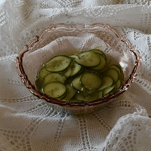 Agurksalat Ingredienser: 2 dl Vann 1 dl Eddik 1-2 ss Sukker ¼ - ½ ss Salt 1 Agurk