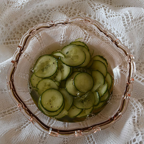 Agurksalat Ingredienser: 2 dl Vann 1 dl Eddik 1-2 ss Sukker ¼ - ½ ss Salt 1 Agurk