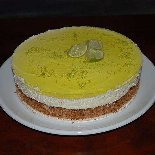 Baker Bruns Ostekake med mandelbunn Ingredienser: Mandelbunn: 160 g Mandler (malte) 160 g Melis 4 Eggehviter Ostekrem: 250 g Kremost (nøytral) 100 g Crème Fraîche 100 g Sitronsaft (presset) 150 g Melis 5 dl Fløte 4 plater Gelatin Gelelokk: 1 pk Sitrongelé 3 dl Vann