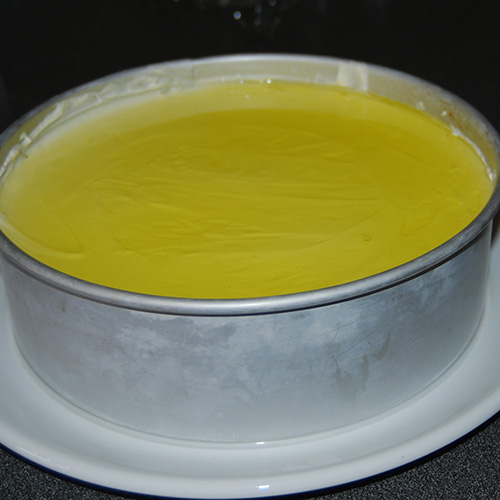 Baker Bruns Ostekake med mandelbunn Ingredienser: Mandelbunn: 160 g Mandler (malte) 160 g Melis 4 Eggehviter Ostekrem: 250 g Kremost (nøytral) 100 g Crème Fraîche 100 g Sitronsaft (presset) 150 g Melis 5 dl Fløte 4 plater Gelatin Gelelokk: 1 pk Sitrongelé 3 dl Vann