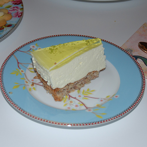 Baker Bruns Ostekake med mandelbunn Ingredienser: Mandelbunn: 160 g Mandler (malte) 160 g Melis 4 Eggehviter Ostekrem: 250 g Kremost (nøytral) 100 g Crème Fraîche 100 g Sitronsaft (presset) 150 g Melis 5 dl Fløte 4 plater Gelatin Gelelokk: 1 pk Sitrongelé 3 dl Vann