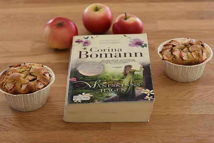 Bomann, Corina (2016), «Måneskinshagen», Cappelen Damm og Baker Bruns Glutenfrie eplemuffins Ingredienser 100 g Smør 130 g Sukker 2 Egg 170 g Glutenfritt mel 1 ½ ts Bakepulver 2 klyper Salt 2 ts Vaniljesukker 2 Epler (skrelte og delt i tynne skive) 2 ts Kanel (malt) 1 ss Sukker Muffinsformer
