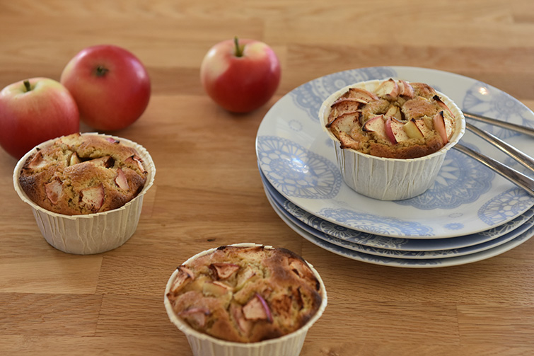 Baker Bruns Glutenfrie eplemuffins Ingredienser 100 g Smør 130 g Sukker 2 Egg 170 g Glutenfritt mel 1 ½ ts Bakepulver 2 klyper Salt 2 ts Vaniljesukker 2 Epler (skrelte og delt i tynne skive) 2 ts Kanel (malt) 1 ss Sukker Muffinsformer