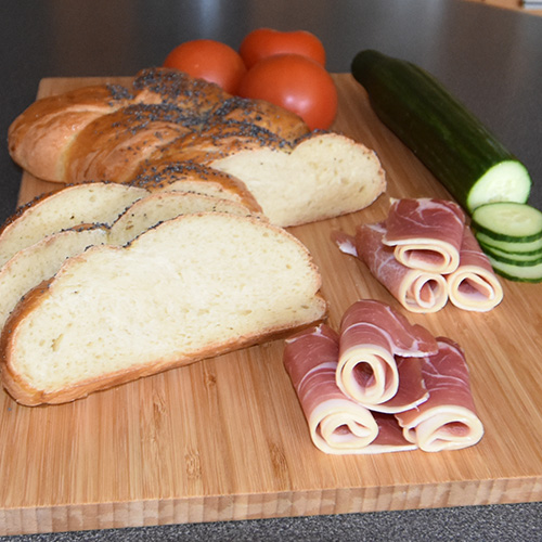 Fletteloff etter oppskrift fra Baker Brun Ingredienser 6 ½ Melk 1 pk Gjær 1 kg Hvetemel 1 ts Sukker 1 ts Salt 1 Egg 100 g Smør Egg (til pensling) Valmuefrø, sesamfrø