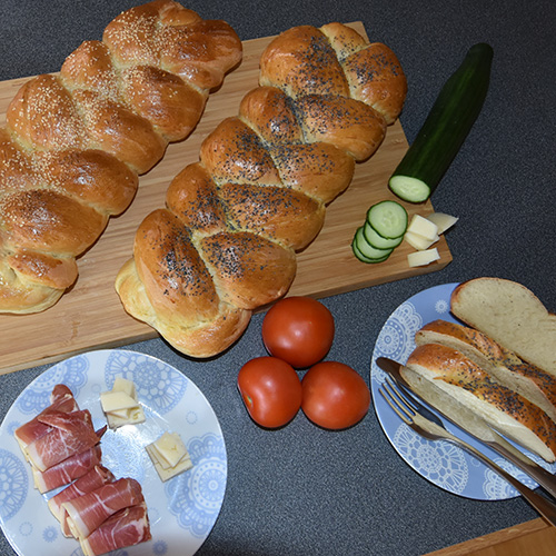 Fletteloff etter oppskrift fra Baker Brun Ingredienser 6 ½ Melk 1 pk Gjær 1 kg Hvetemel 1 ts Sukker 1 ts Salt 1 Egg 100 g Smør Egg (til pensling) Valmuefrø, sesamfrø