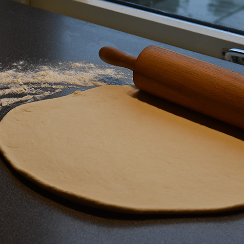 Ostehorn etter oppskrift fra baker brun Ingredienser: 13 dl Hvetemel 1 pk Gjær 2 ss Sukker 1 ts Salt 65 g Margarin 2½ dl Melk 3 dl Vann Egg (sammenvispet) Hvit ost (revet)