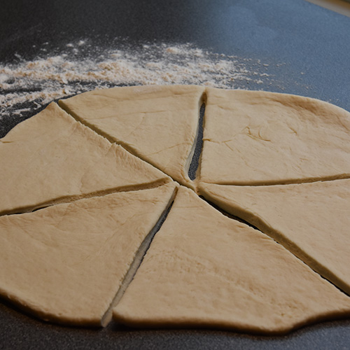 Ostehorn etter oppskrift fra baker brun Ingredienser: 13 dl Hvetemel 1 pk Gjær 2 ss Sukker 1 ts Salt 65 g Margarin 2½ dl Melk 3 dl Vann Egg (sammenvispet) Hvit ost (revet)