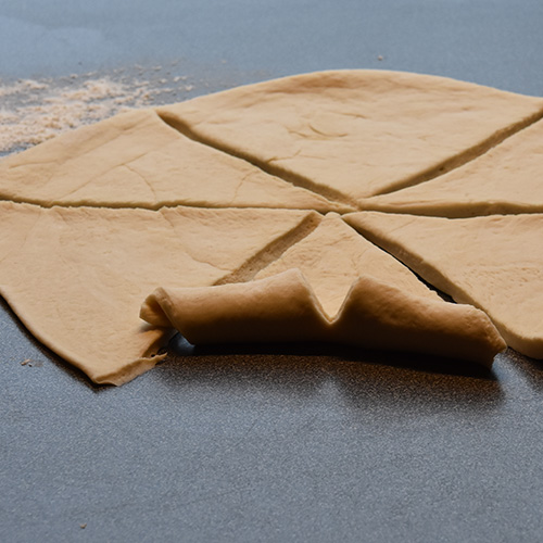 Ostehorn etter oppskrift fra baker brun Ingredienser: 13 dl Hvetemel 1 pk Gjær 2 ss Sukker 1 ts Salt 65 g Margarin 2½ dl Melk 3 dl Vann Egg (sammenvispet) Hvit ost (revet)