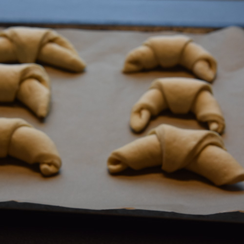 Ostehorn etter oppskrift fra baker brun Ingredienser: 13 dl Hvetemel 1 pk Gjær 2 ss Sukker 1 ts Salt 65 g Margarin 2½ dl Melk 3 dl Vann Egg (sammenvispet) Hvit ost (revet)