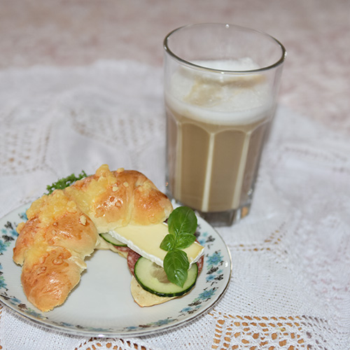 Ostehorn etter oppskrift fra baker brun Ingredienser: 13 dl Hvetemel 1 pk Gjær 2 ss Sukker 1 ts Salt 65 g Margarin 2½ dl Melk 3 dl Vann Egg (sammenvispet) Hvit ost (revet)