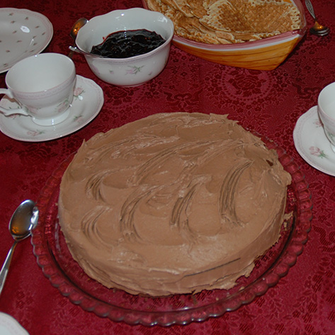 Mørk sjokoladekake etter oppskrift fra Baker Brun Ingredienser: 7 dl Sukker 3 Egg 300 g Smør (smeltet) 3 dl Vann 1 bx Lettrømme 6 ss Kakaopulver 6 dl Hvetemel 1 ts Bakepulver