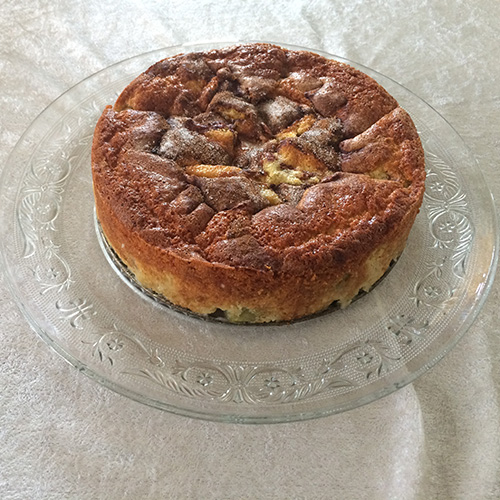 Mormors Eplekake Ingredienser: 2 Egg 1 ½ dl Sukker 3 ss Margarin (smeltet) 1 ½ dl Melk 3 dl Hvetemel 1 ½ ts Bakepulver 2 Epler (i biter) Sukker og kanel