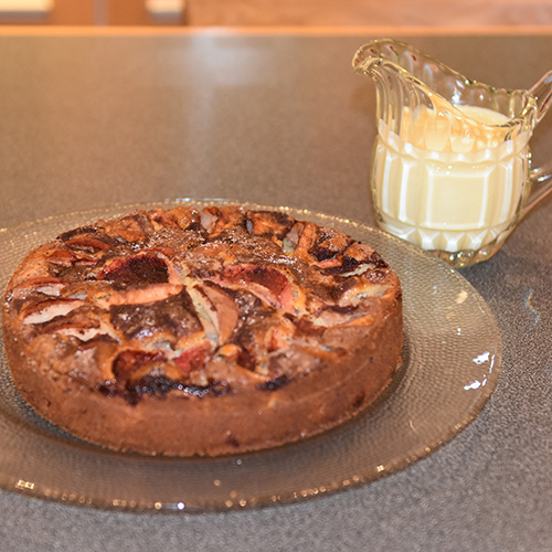 Mormors Eplekake Ingredienser: 2 Egg 1 ½ dl Sukker 3 ss Margarin (smeltet) 1 ½ dl Melk 3 dl Hvetemel 1 ½ ts Bakepulver 2 Epler (i biter) Sukker og kanel https://heidisboble.no/ @heidisboble