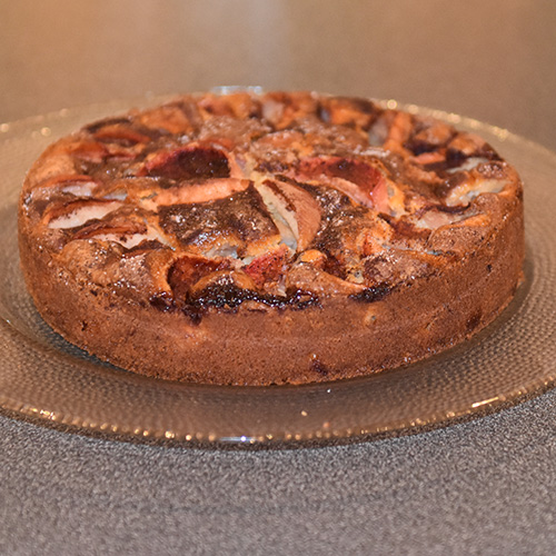 Mormors Eplekake Ingredienser: 2 Egg 1 ½ dl Sukker 3 ss Margarin (smeltet) 1 ½ dl Melk 3 dl Hvetemel 1 ½ ts Bakepulver 2 Epler (i biter) Sukker og kanel